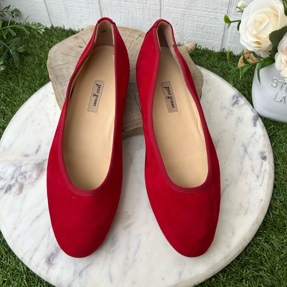 GREEN
Ursula Ballet Flat - Chili Suede
$398 size Uk 4.5 US 7 like new